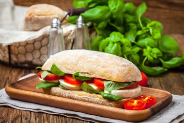 Mozzarella peyniri, domates ve fesleğen ile Ciabata 