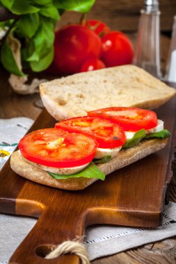 Mozzarella peyniri, domates ve fesleğen ile Ciabata 