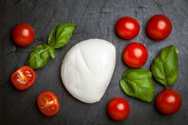 Mozzarella peyniri, domates ve fesleğen.