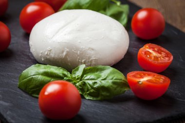 Mozzarella peyniri, domates ve fesleğen.