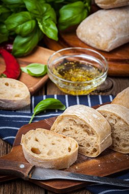 Ciabatta ekmeği kesme tahtası üzerinde dilimlenmiş.