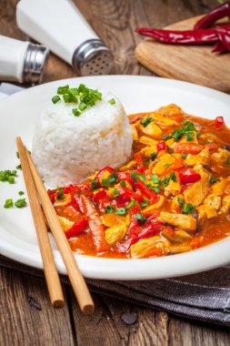 Sebze ve pirinç ile Çin usulü tavuk.