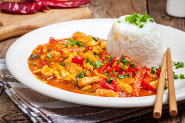 Sebze ve pirinç ile Çin usulü tavuk.