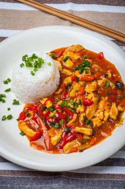 Sebze ve pirinç ile Çin usulü tavuk.