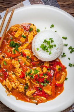 Sebze ve pirinç ile Çin usulü tavuk.