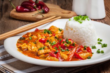 Sebze ve pirinç ile Çin usulü tavuk.