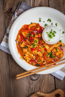 Sebze ve pirinç ile Çin usulü tavuk.