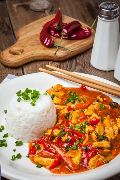 野菜と米と中国の鶏. — ストック写真