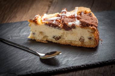 Kayrak bir plaka üzerinde üzümlü Cheesecake.