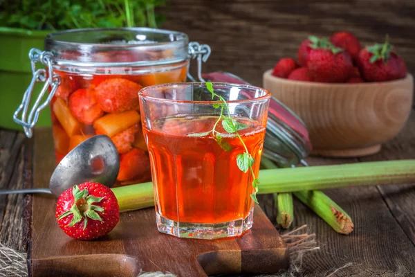 Hausgemachtes Kompott aus Rhabarber und Erdbeeren. — Stockfoto