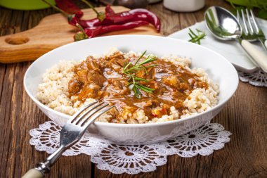 Pişmiş arpa yulaf lapası ve domuz eti güveç.