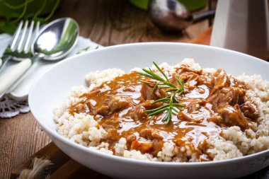 Pişmiş arpa yulaf lapası ve domuz eti güveç.