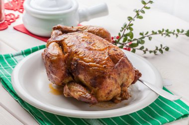 Beyaz plaka üzerinde pişmiş tavuk.