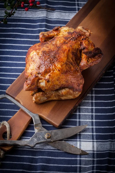 Beyaz plaka üzerinde pişmiş tavuk.