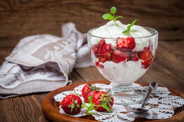 Çilekli kremalı tatlı.