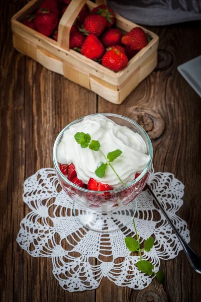 Erdbeer-Sahne-Dessert. — Stockfoto