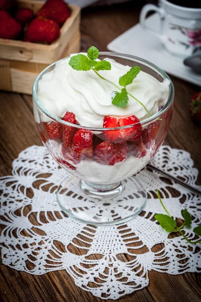 Erdbeer-Sahne-Dessert. — Stockfoto