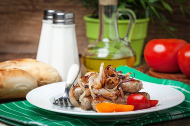 Fried kızarmış beyaz sosis tabakta soğan ile.