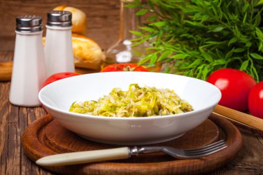 Fried lahana Yeşiller ve soğan ahşap tablo.