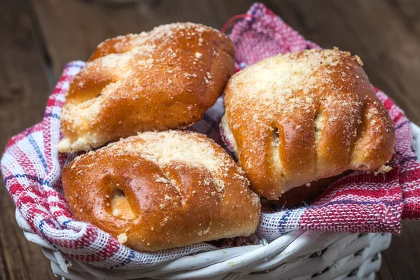 Buns com bagas em uma mesa de madeira . — Fotografia de Stock