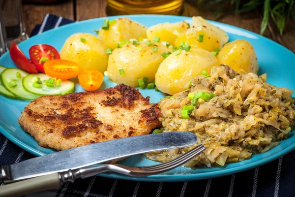 Gebakken pork chop, gebakken aardappelen en gebakken jonge kool. — Stockfoto