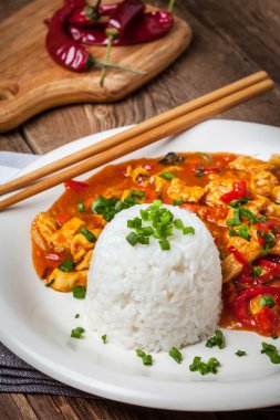 Sebze ve pirinç ile Çin usulü tavuk.