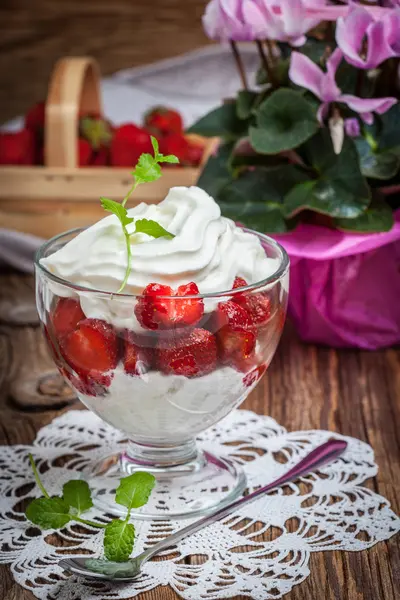 Erdbeer-Sahne-Dessert. — Stockfoto