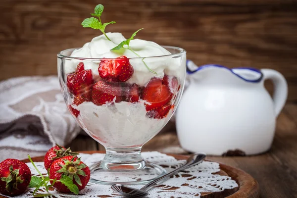 Erdbeer-Sahne-Dessert. — Stockfoto