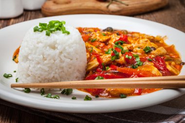 Sebze ve pirinç ile Çin usulü tavuk.