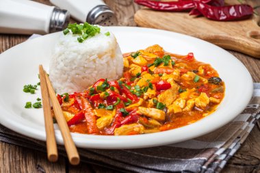 Sebze ve pirinç ile Çin usulü tavuk.