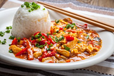 Sebze ve pirinç ile Çin usulü tavuk.