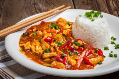 Sebze ve pirinç ile Çin usulü tavuk.