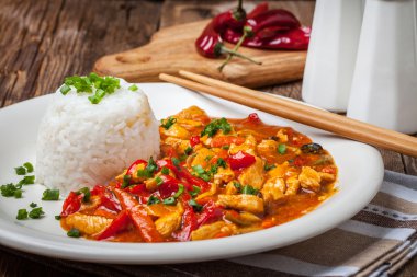 Sebze ve pirinç ile Çin usulü tavuk.