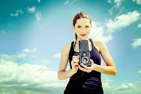 Mladá dívka fotograf na slunné pláži. — Stock fotografie