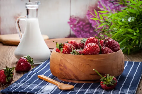 Olgun strawberrie demet.