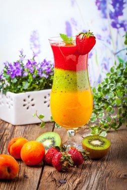 Taze meyve smoothies. Çilek, kayısı, kivi.