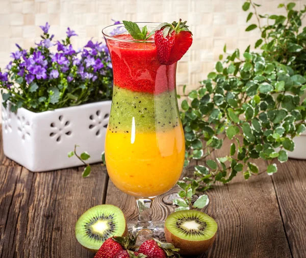 Smoothie cu fructe proaspete. Căpșuni, caise, kiwi . — Fotografie, imagine de stoc