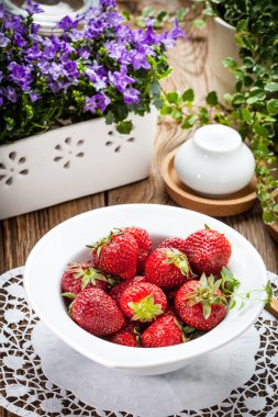 Beyaz kasede taze çilekler..
