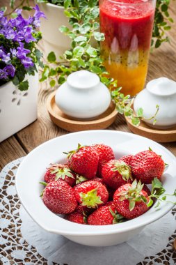 Beyaz kasede taze çilekler..