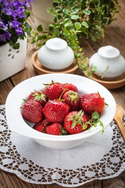 Beyaz kasede taze çilekler..