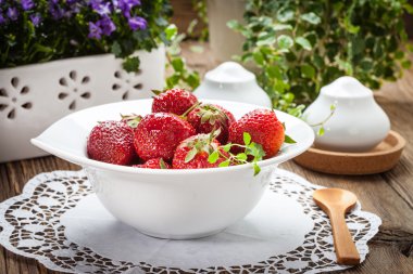 Beyaz kasede taze çilekler..