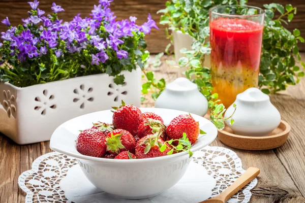 Beyaz kasede taze çilekler..