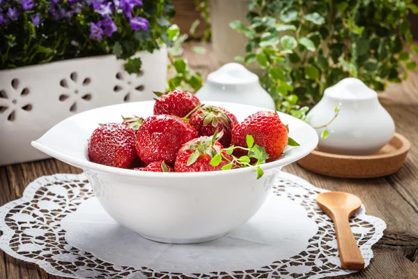 Beyaz kasede taze çilekler..