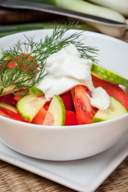 Beyaz kase taze salata.