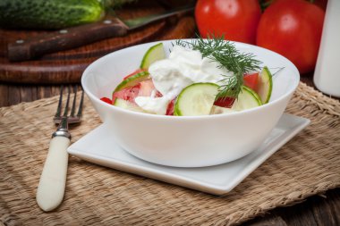 Beyaz kase taze salata.