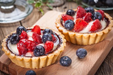 Çilekli ve yabanmersinli ev yapımı meyveli tart..