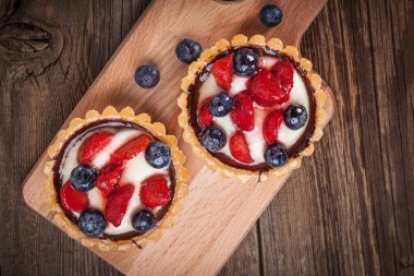 Çilekli ve yabanmersinli ev yapımı meyveli tart..