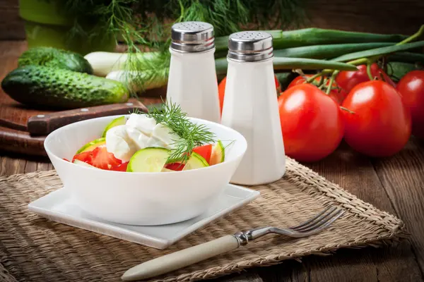 Beyaz kase taze salata.