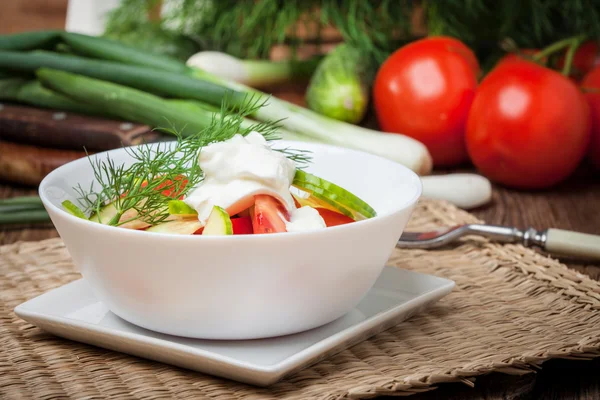 Ensalada fresca en tazón blanco . — Foto de Stock