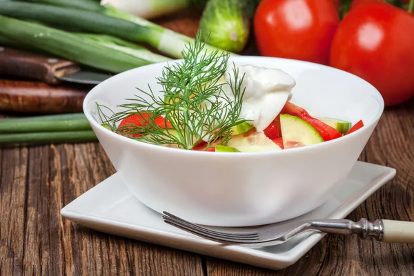 Beyaz kase taze salata.